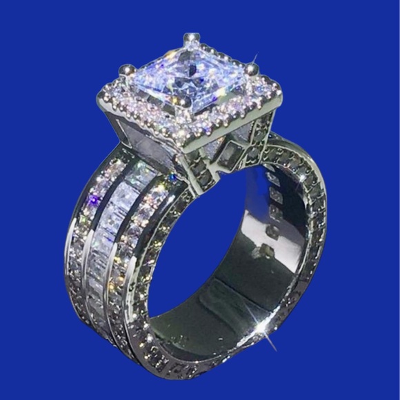 Elegant Silver Diamond Ring - Picture 4 of 7